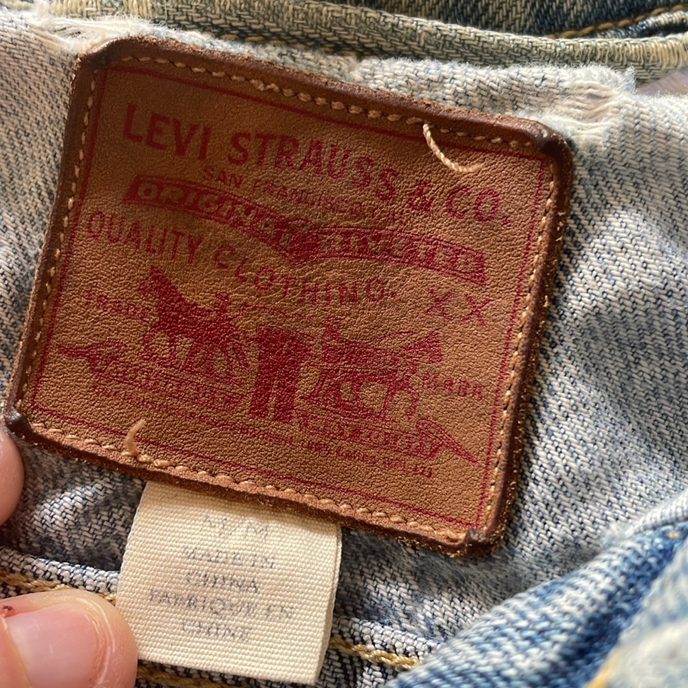 Levi’s distressed denim jean jacket with elbow patches and pockets - Picture 11 of 12
